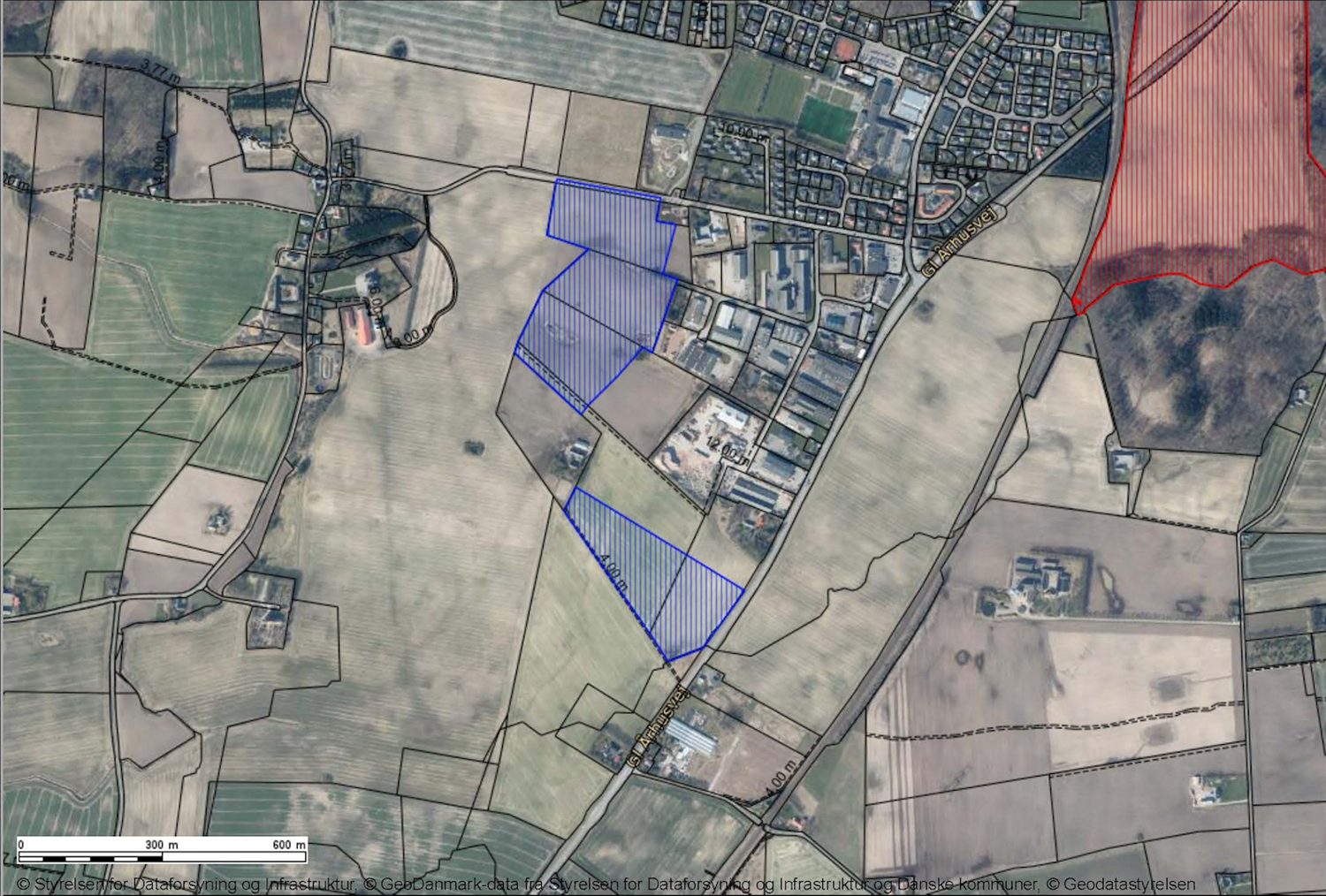 Luftfoto af den sydlige del af Hovedgård, hvoraf der er to arealet markeret, som foreslås taget ud af kommuneplanen. Arealerne er beliggende indenfor kommuneplanramme 34ER01